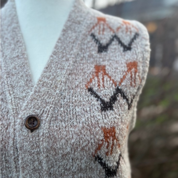 Harries Woman’s 100% Wool Brown Patterned Sweater Vest Sz Sm - Picture 3 of 9